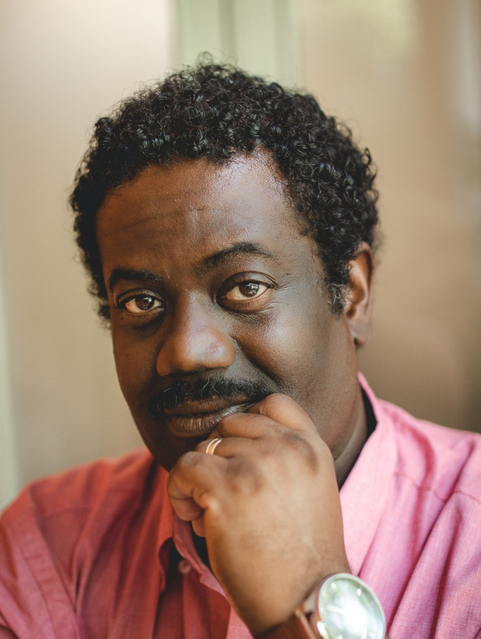 No ar em 'Vale Tudo', Leandro Firmino comenta paternidade at&iacute;pica: 'Exerc&iacute;cio di&aacute;rio de amor'