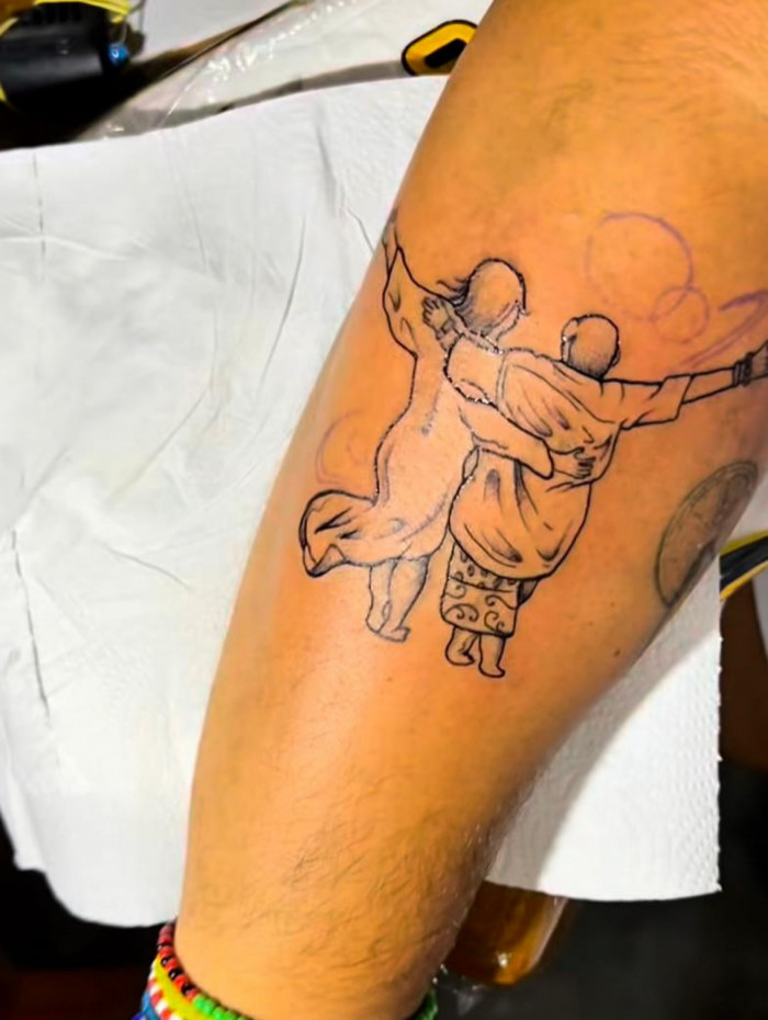 Gominho faz tatuagem em homenagem &agrave; amizade com Preta Gil