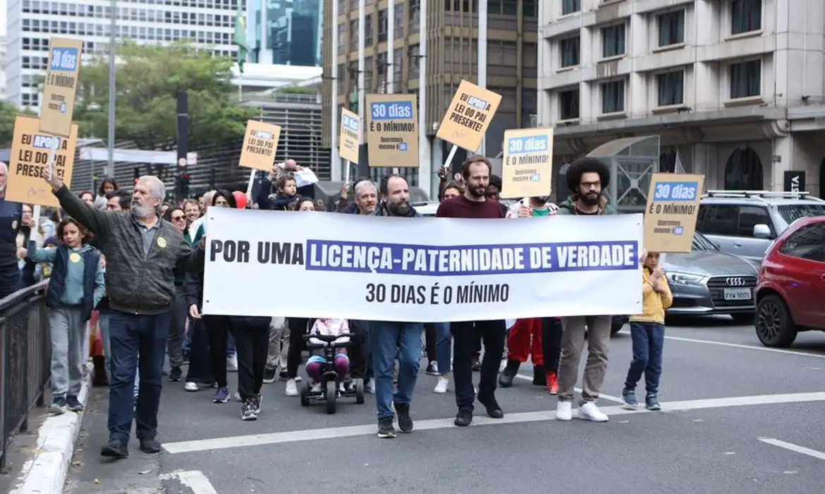 Manifesta&ccedil;&otilde;es em quatro cidades pedem amplia&ccedil;&atilde;o da licen&ccedil;a-paternidade
