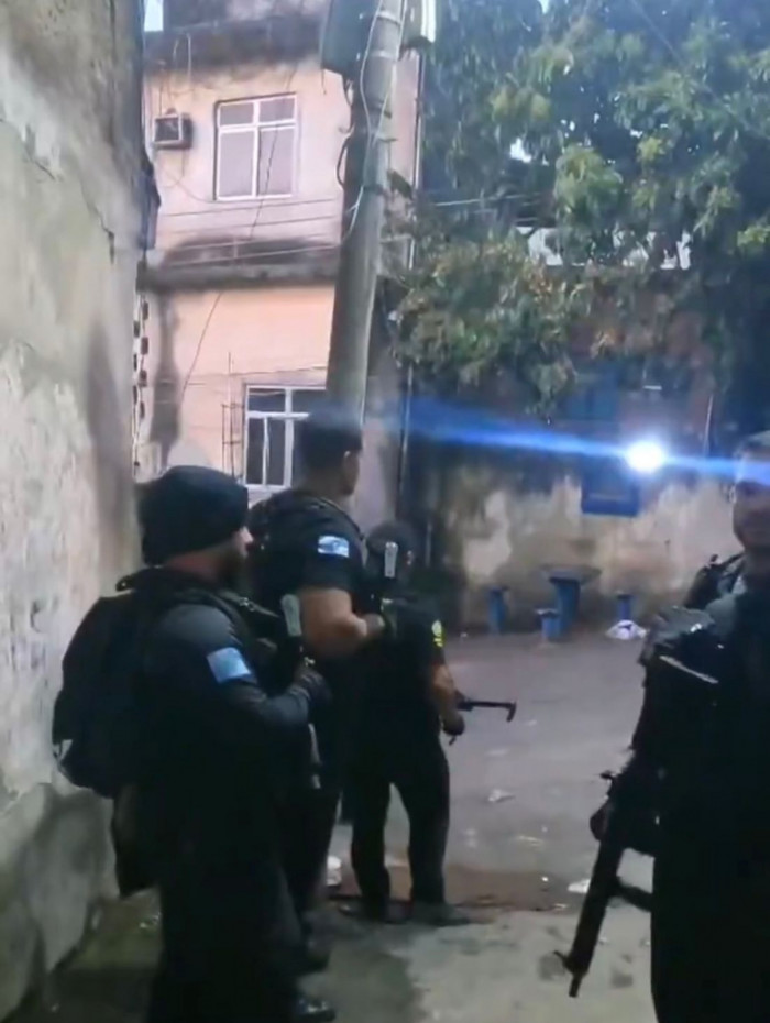 Agentes do Departamento-Geral de Pol&iacute;cia Especializada atuam na Baixada Fluminense