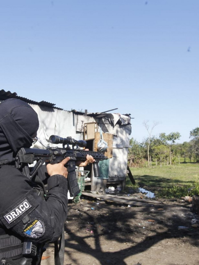Policias montaram um cerco numa área de mata