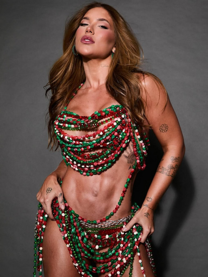 Virginia Fonseca posa com as cores da escola de samba Grande Rio