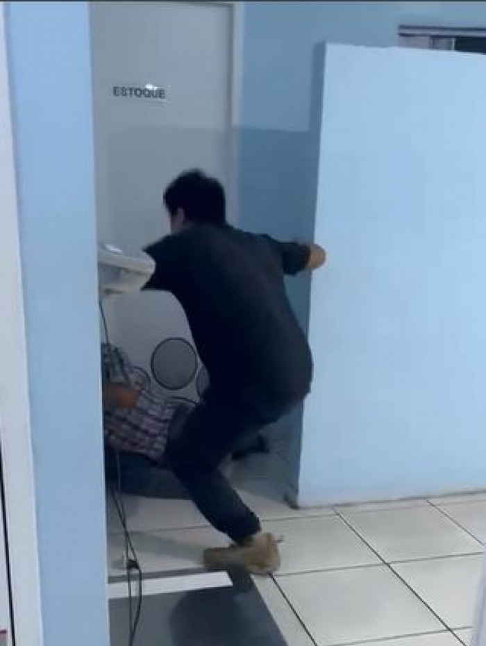 Covarde socou e chutou o idoso