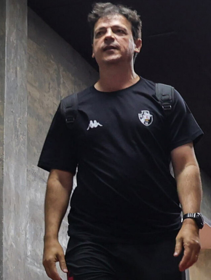 Diniz cita ausência de Vegetti no Vasco: &#8216;Sempre soube que poderíamos jogar sem uma referência&#8217;