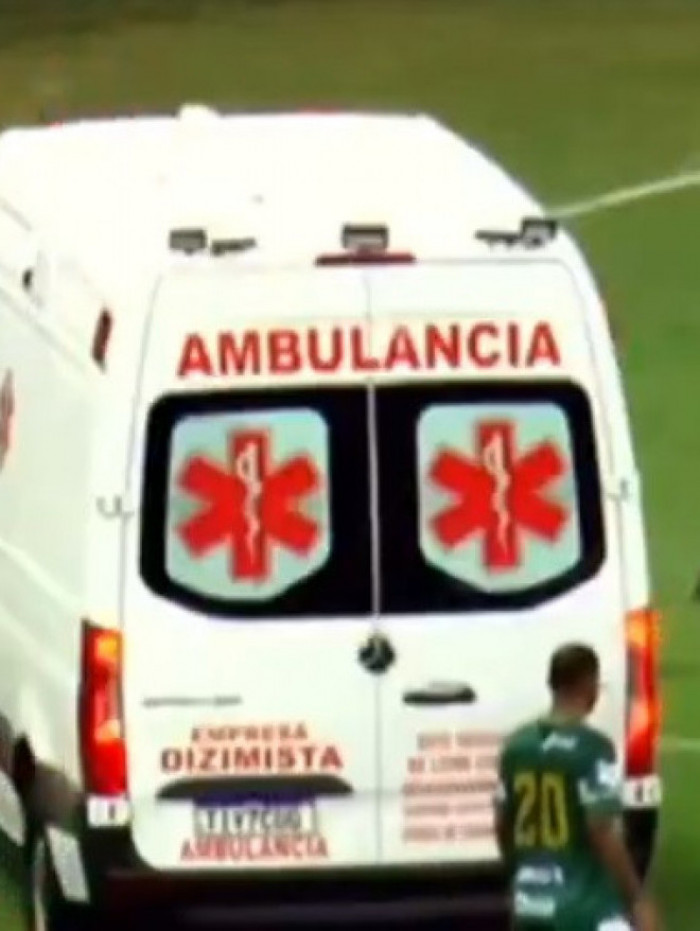 Momento em que Thiago Galhardo, vestindo a camisa 9, grita com o motorista da ambul&acirc;ncia