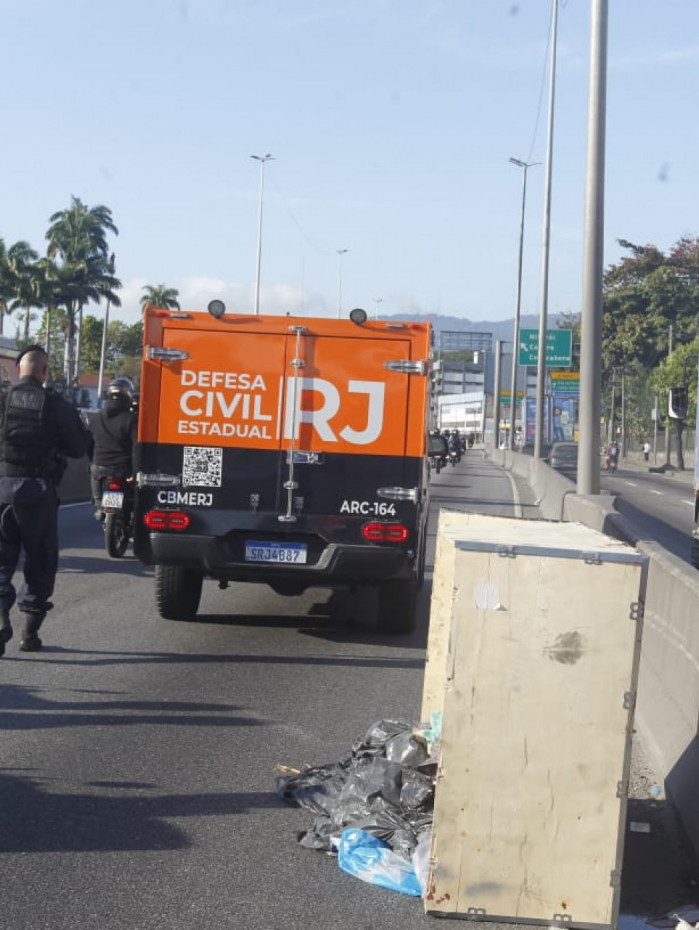 Corpo de homem &eacute; encontrado em uma lixeira na Avenida Brasil