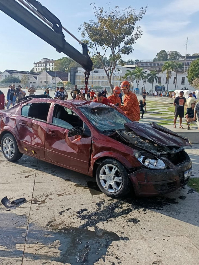 Por volta das 4h da manh&atilde;, o carro foi localizado pelos bombeiros
