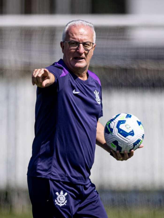 Dorival Jr. está à frente do Corinthians desde abril