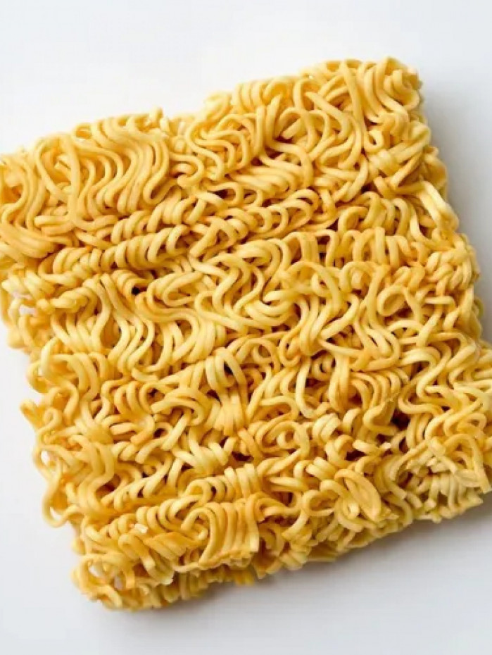 Especialistas alertam para riscos do consumo de macarrão instantâneo cru