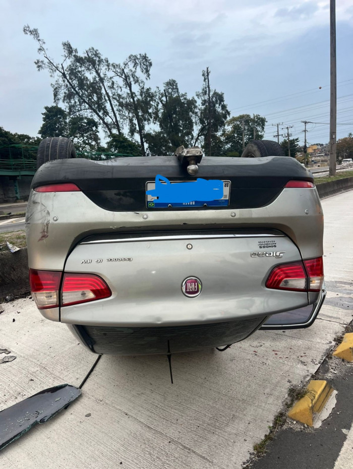 Carro capotou na manh&atilde; deste s&aacute;bado (30), na Avenida Brasil, sentido Centro