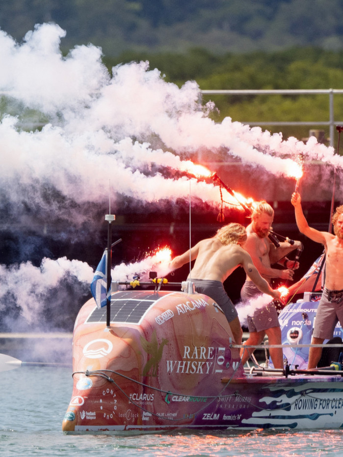 Irm&atilde;os comemoram chegada em Cairns, na Austr&aacute;lia