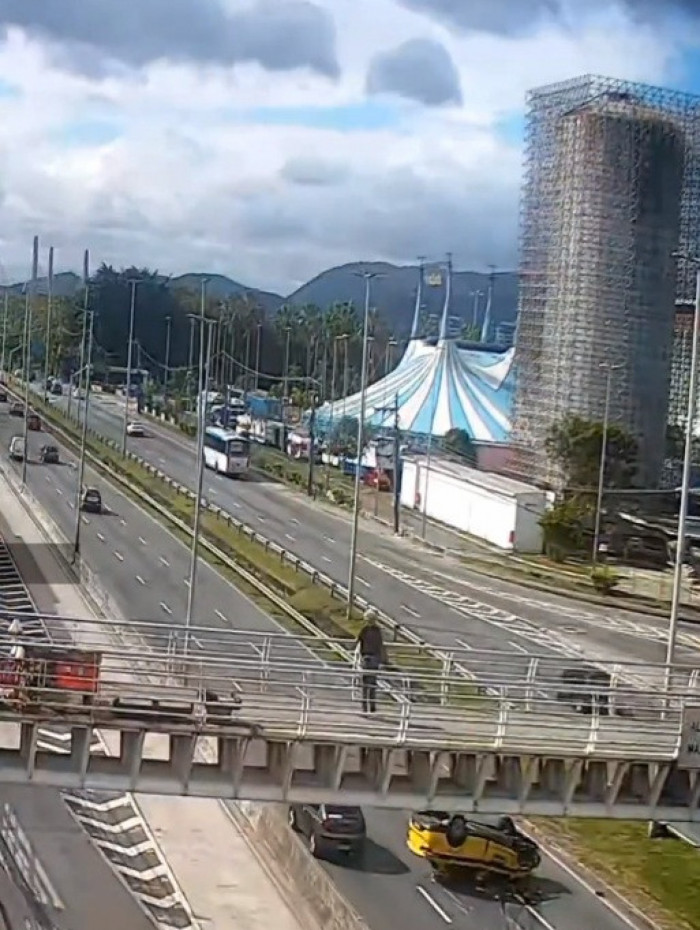 T&aacute;xi capotou e atingiu duas motos depois de bater em mureta