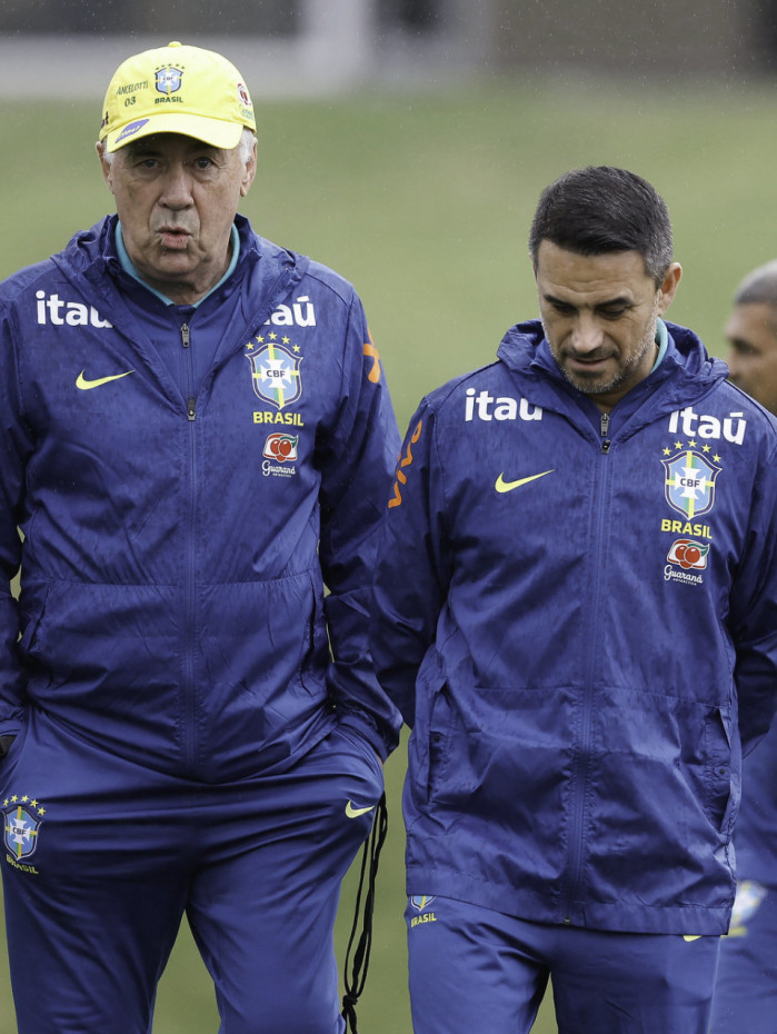 Carlo Ancelotti e Rodrigo Caetano antes do treino na Granja Comary, em Teresópolis