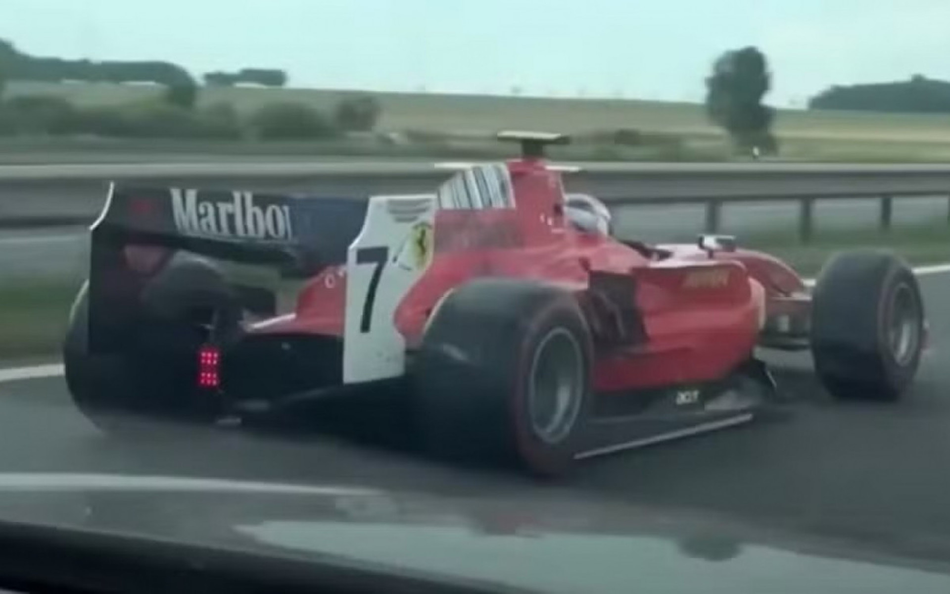 Homem foi preso ap&oacute;s ser flagrado pilotando carro de corrida da Ferrari em rodovia na Rep&uacute;blica Tcheca