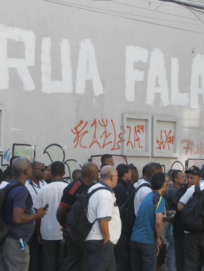 Motoristas da Vila Isabel e Real protestam contra sal&aacute;rios atrasados