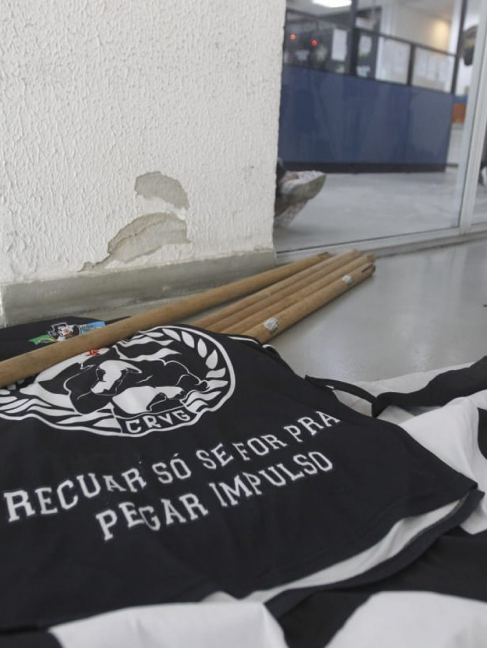 Policiais apreenderam materiais de torcidas organizadas de clubes cariocas