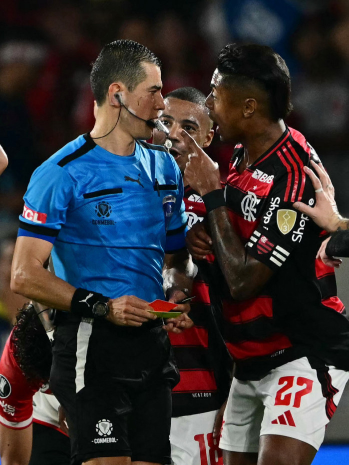 Andr&eacute;s Rojas teve atua&ccedil;&atilde;o pol&ecirc;mica em Flamengo x Estudiantes