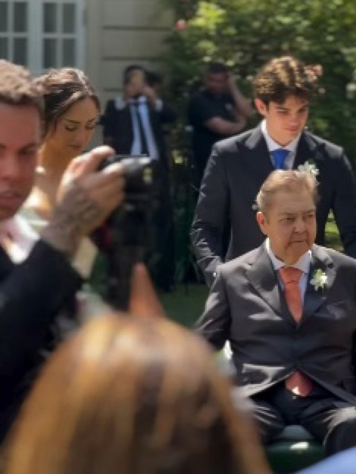 Faust&atilde;o surge em cadeira de rodas no casamento da filha
