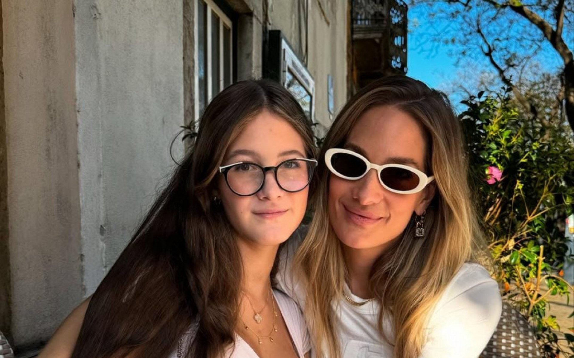 Modelo Schynaider Moura lamenta morte da filha aos 16 anos
