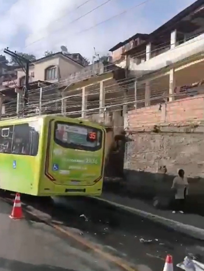 Acidente entre moto e ônibus deixou dois mortos na manhã de ontem