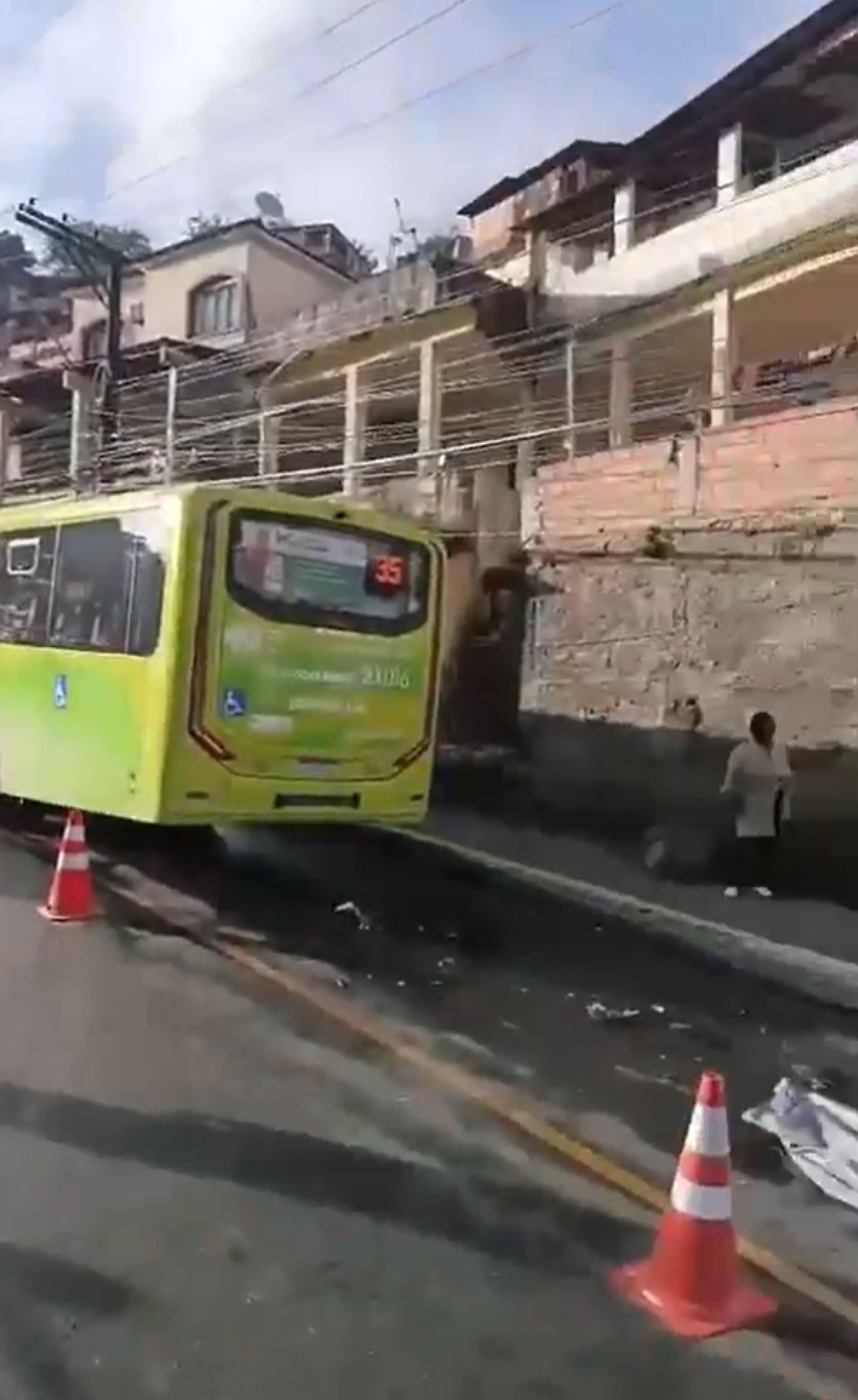 Acidente entre moto e ônibus deixou dois mortos na manhã de ontem