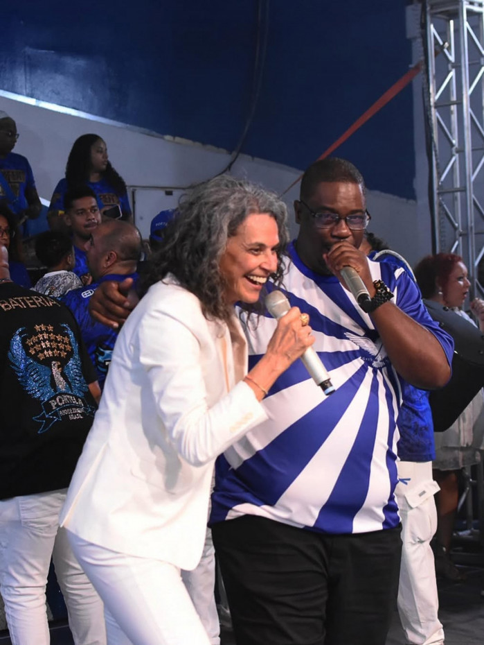 Simone homenageou Gilsinho postando foto com o cantor na quadra da Portela