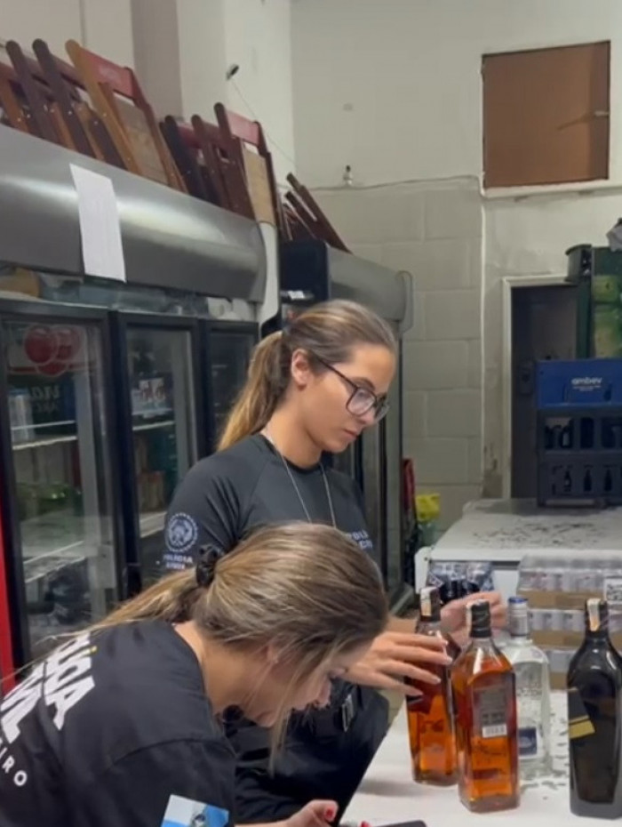 Policiais fazem fiscalização de bebidas alcoólicas em estabelecimentos 
