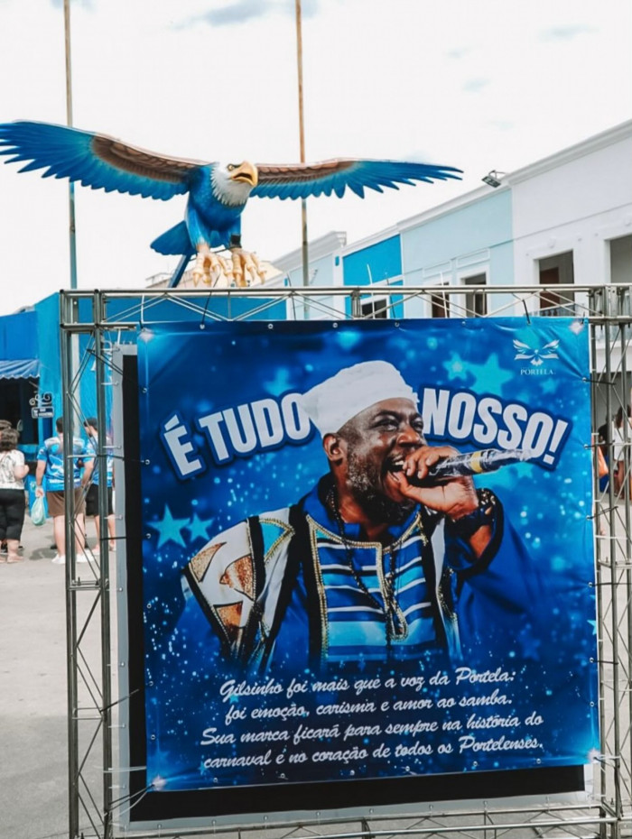 Plotter gigante com foto de Gilsinho foi colocado na quadra da Portela