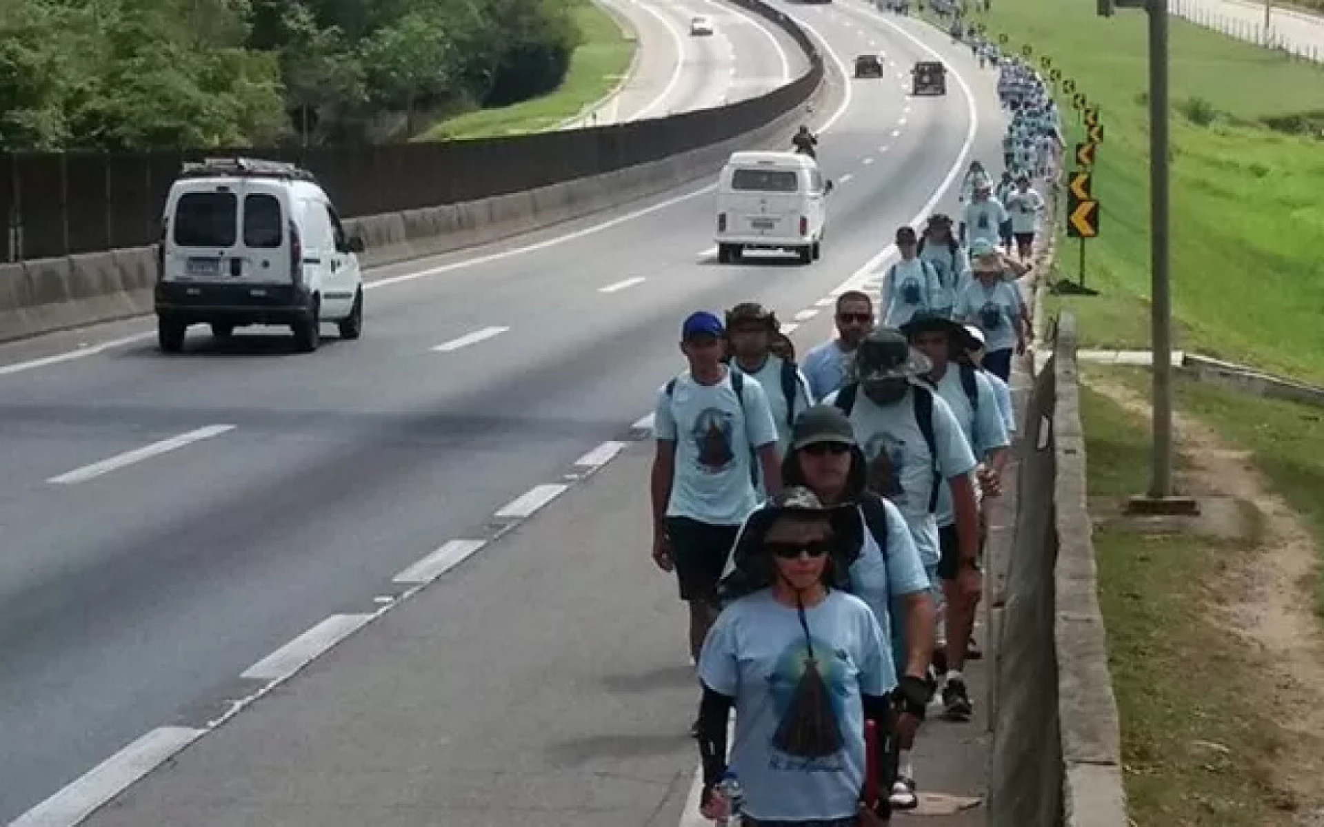 Milhares de fi&eacute;is rumam &agrave; Aparecida neste domingo (12) quando &eacute; celebrado o dia de Nossa Senhora Aparecida
