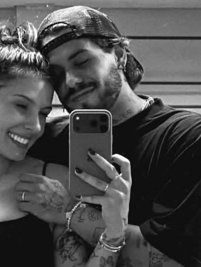 Casal exibe aliança em selfie no espelho