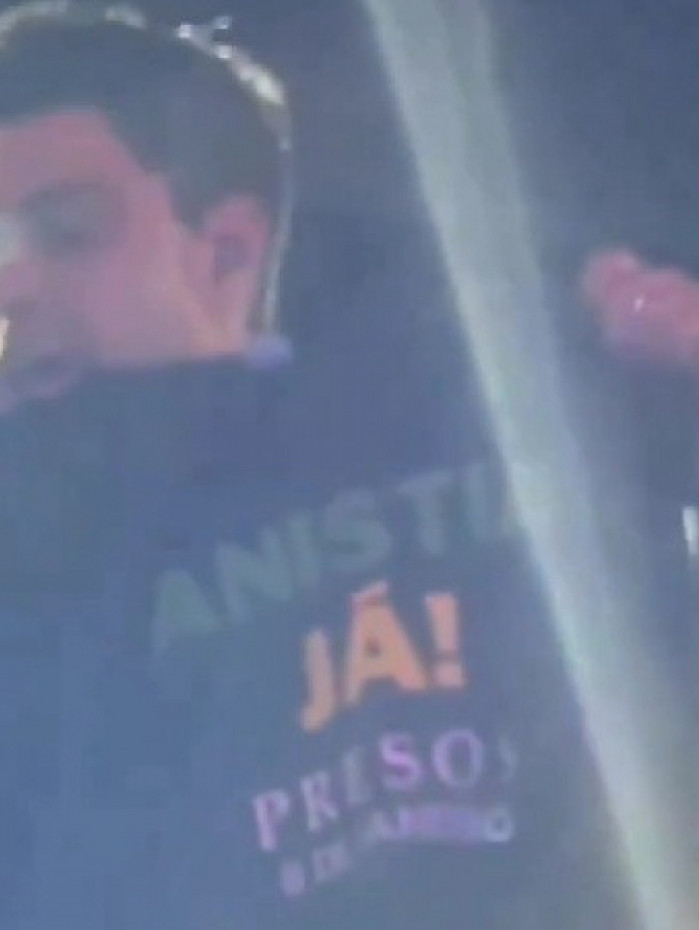 Zezé Di Camargo exibe blusa com a frase 'Anistia já! Presos 8 de janeiro'