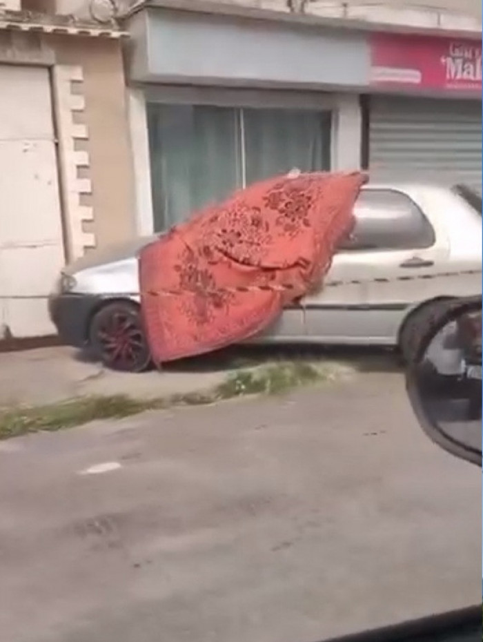 Carro colidiu com um muro após o ataque a tiros