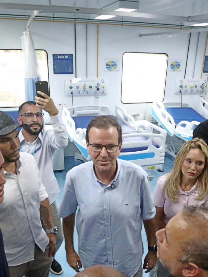 Eduardo Paes e Daniel Soranz em visita à UPA de Costa Barros neste sábado (18)
