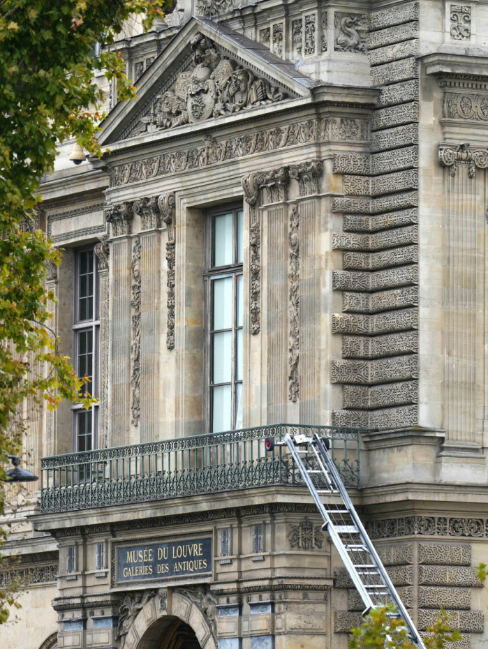 Ladr&otilde;es usaram guindaste para acessar o Museu do Louvre