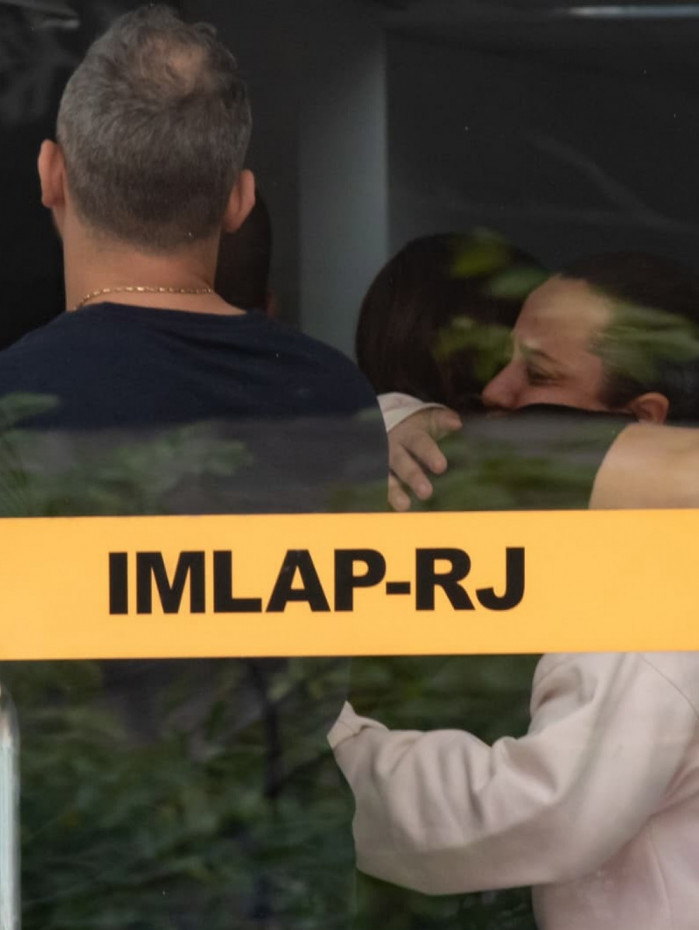 Viúva de Eduardo Filipe Santiago Ferreira esteve no IML do Centro na manhã deste domingo (19)