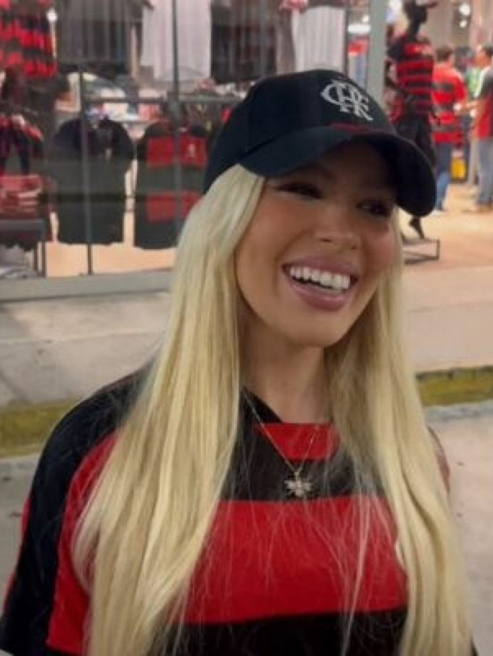 Reaproxima&ccedil;&atilde;o com L&eacute;o Pereira? Karoline Lima usa camisa da sorte em jogo do Flamengo