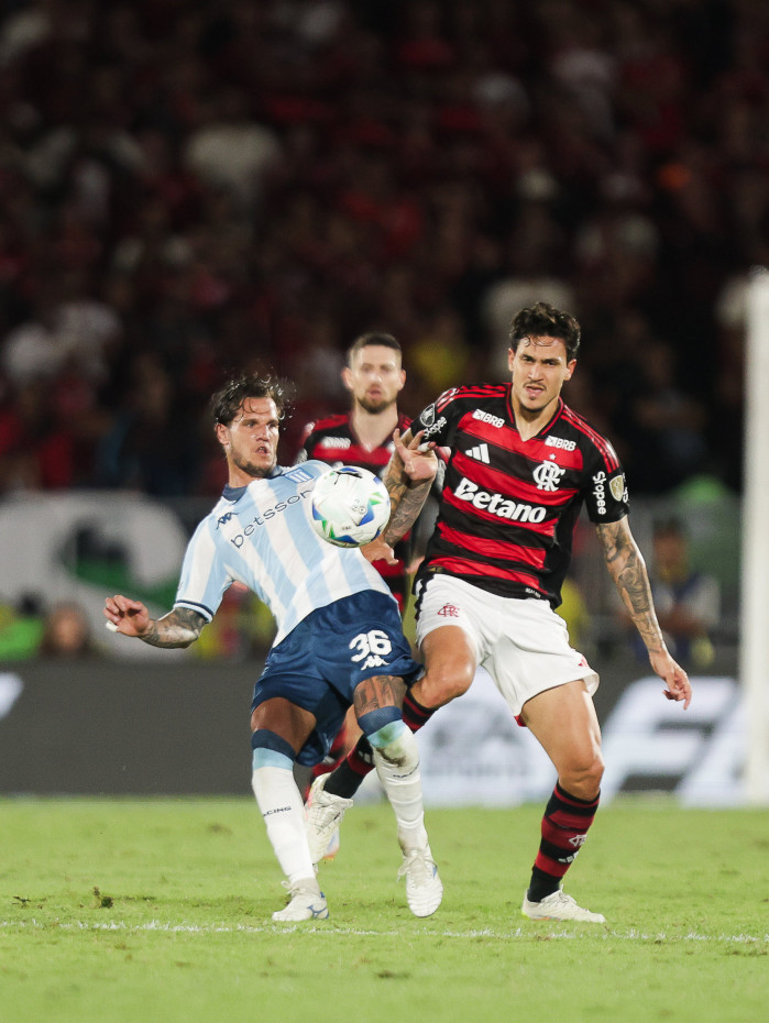 Pedro levou a pior em disputa de bola e pode desfalcar o Flamengo no jogo de volta contra o Racing