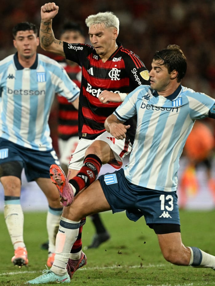 Santiago Sosa em a&ccedil;&atilde;o pelo Racing (ARG) diante do Flamengo, no Maracan&atilde;