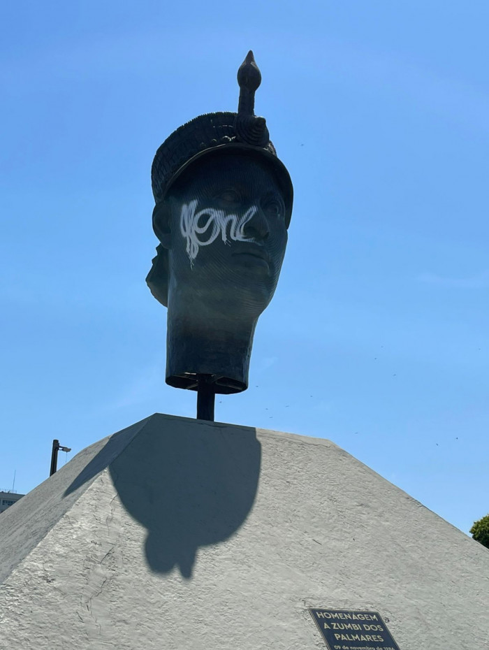 O rosto da est&aacute;tua foi pichado no rosto com uma tinta branca