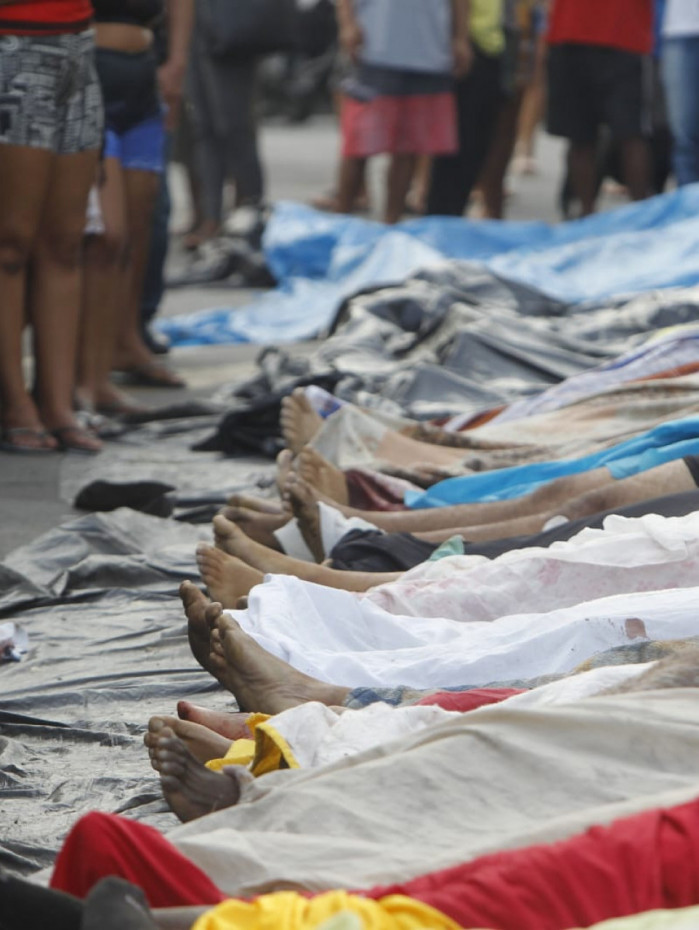 Alguns corpos estavam cobertos. Outros, não