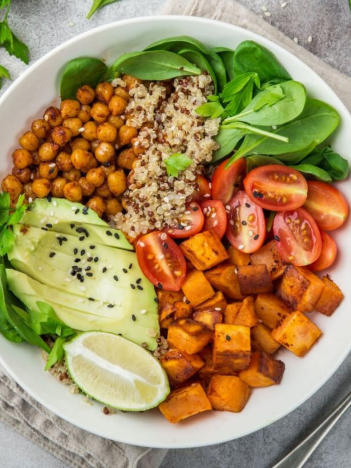 Salada de quinoa, grão-de-bico e vegetais (Imagem: Anna Shepulova | Shutterstock) 