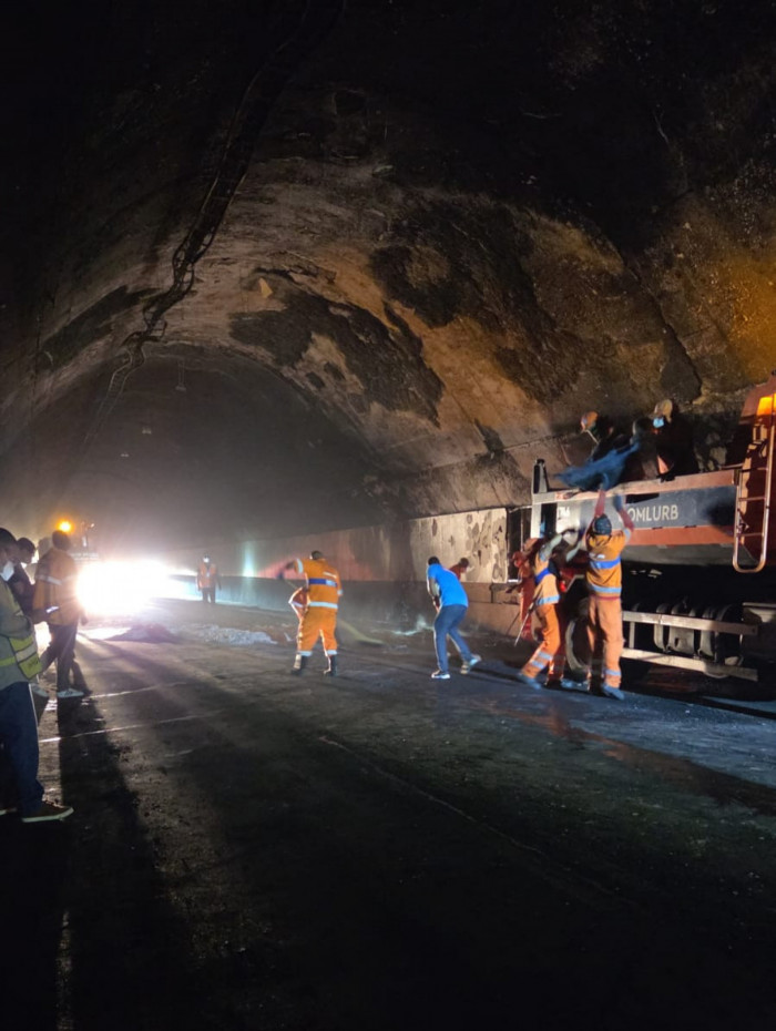 Ap&oacute;s inc&ecirc;ndio em &ocirc;nibus, equipes da Comlurb realizaram a limpeza no T&uacute;nel Rebou&ccedil;as