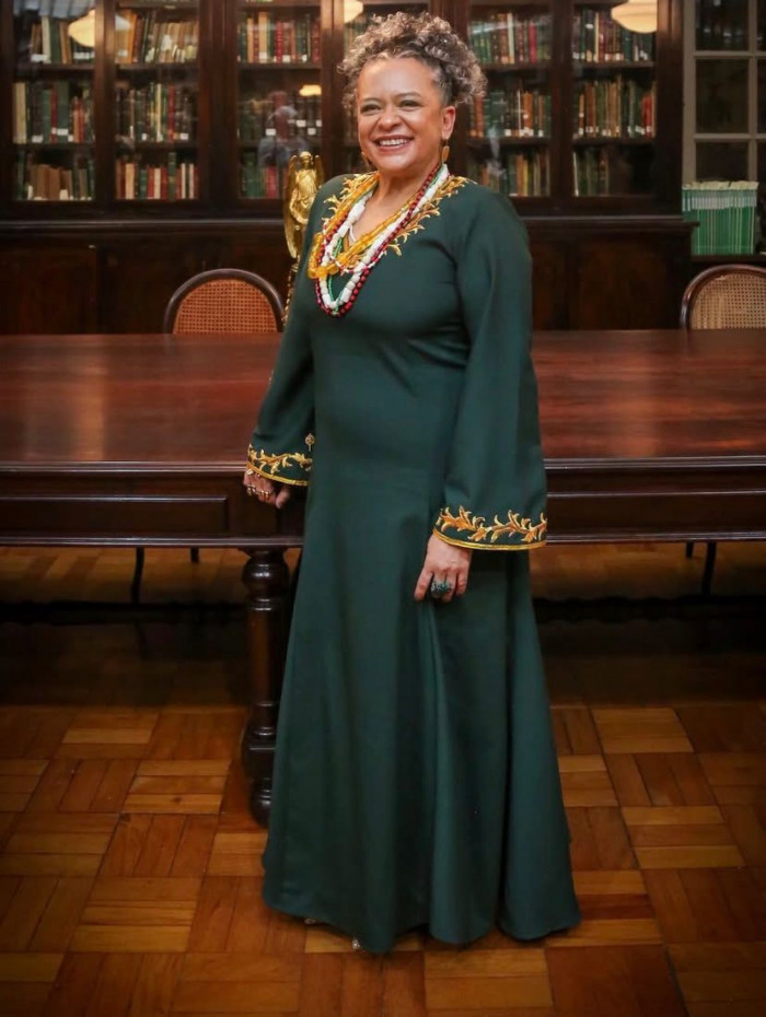 Ana Maria Gonçalves com o fardão confeccionado por profissionais da Portela