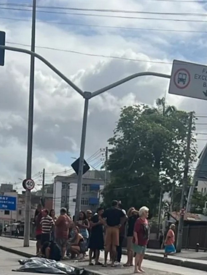 Acidente ocorreu na altura do número 960 da Avenida Vicente de Carvalho