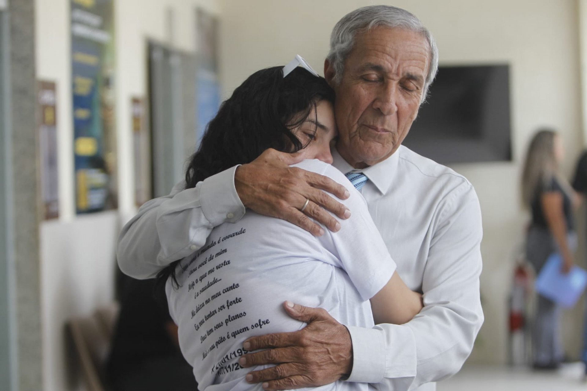 Dayene Nicácio é consolada durante o enterro - Reginaldo Pimenta / Ag&ecirc;ncia O Dia