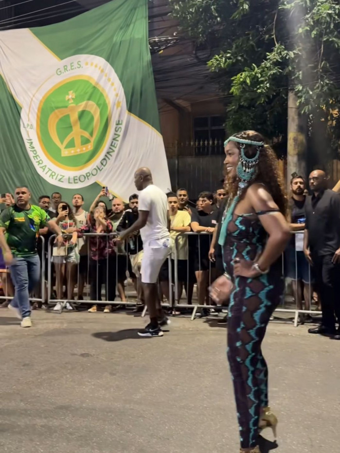 Iza participa de ensaio de rua da Imperatriz Leopoldinense
