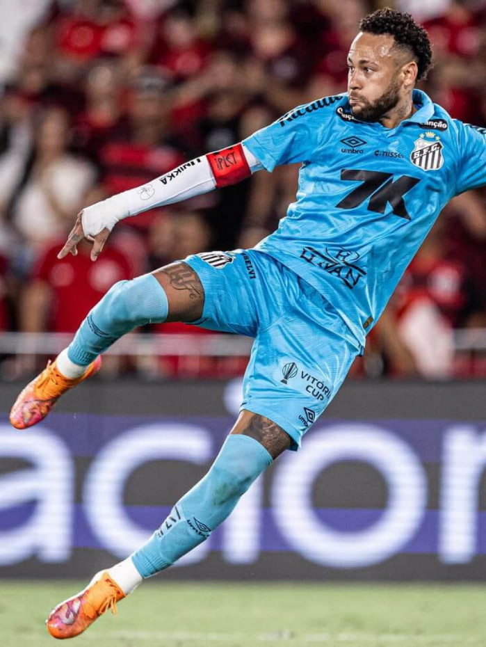 Faixa com cobrança a Neymar é colocada em frente ao CT do Santos