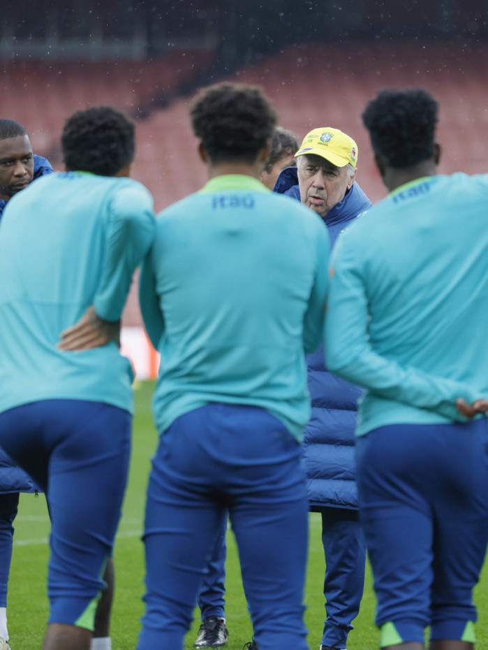 Carlo Ancelotti conversa com os jogadores em &uacute;ltimo treino da sele&ccedil;&atilde;o brasileira antes de amistoso com Senegal 