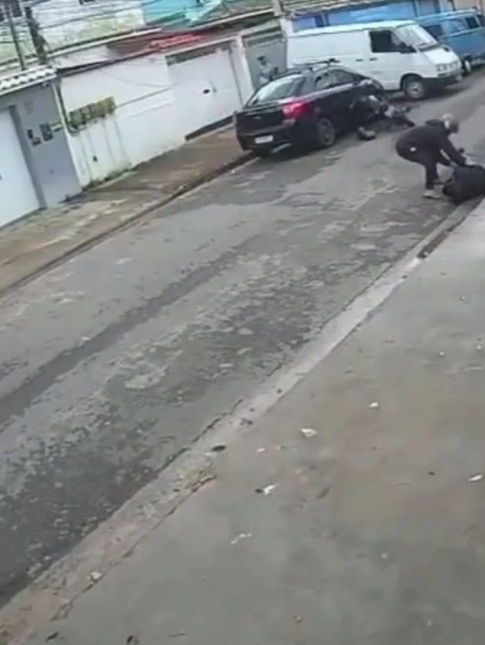 Imagens mostram o momento em que um dos criminosos é atropelado