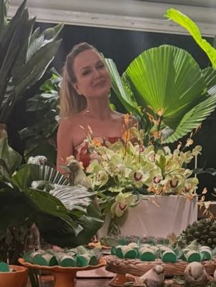 Eliana celebra anivers&aacute;rio com decora&ccedil;&atilde;o tropical